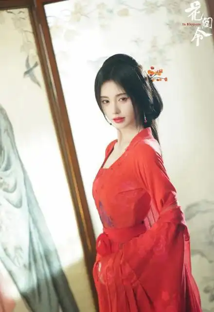 "剧中当,鞠婧祎知道她喜欢的刘学义要娶一个丑八怪女子时,风尘仆仆的