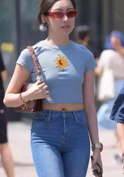 原创夏季新潮百搭露脐绣花上衣配直腿牛仔裤让你赚足了回头率