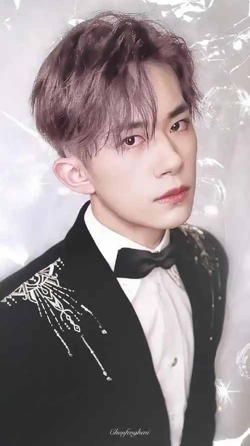 玫瑰金发色系易烊千玺前来报道,想念那个在舞台上闪闪发光的男孩