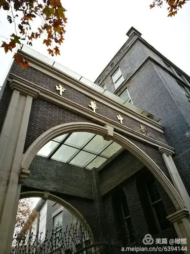 路过中华中学,记忆中的学校大门比现在大啊,如今怎么只剩下这块门脸