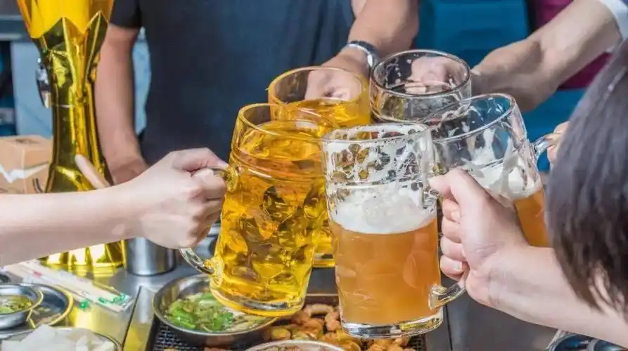 友人聚会,吃烧烤,喝啤酒,度夏夜暑宵- 诗:寥廓山人- 图片来源:《百度.