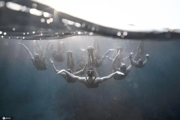 法国运动员海中表演花样游泳张张似大片美到令人惊叹