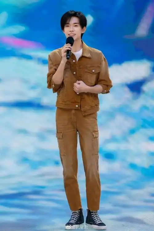 2022年和关晓彤,傅菁一起表演歌舞类节目