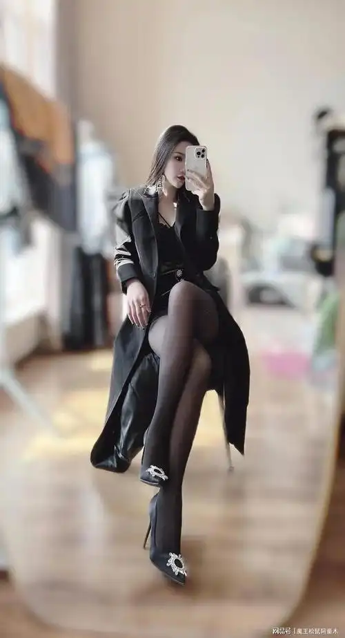 女护士黑色诱人丝袜高跟鞋搭配黑色风衣,气质优雅,性感迷人_网易订阅
