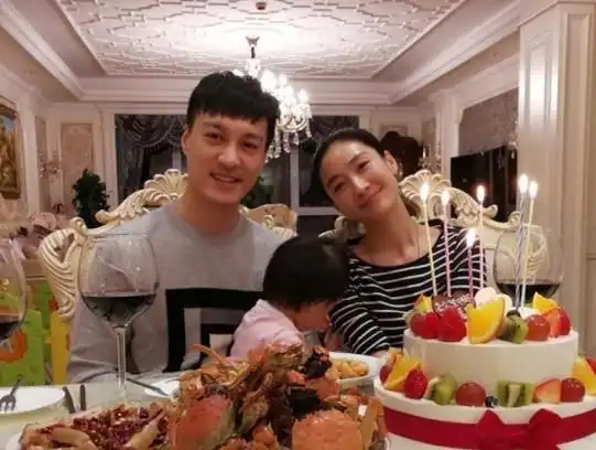陶昕然晒出为老公何建泽庆生的照片,并配文