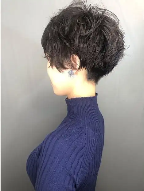 女士短发想要美,记得试试纹理烫,蓬松自然不夸张