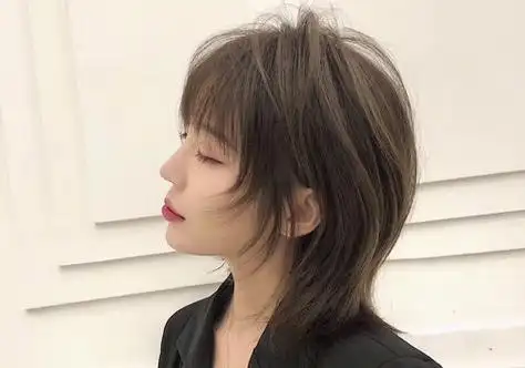 女生碎发刘海后梳短发发型