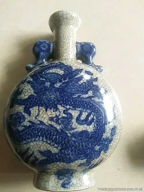 官字款青花龙纹抱月瓶