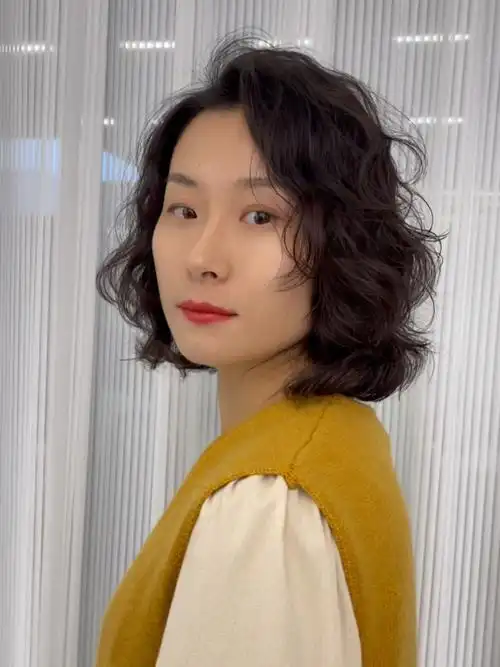 不挑脸型的齐肩法式烫发