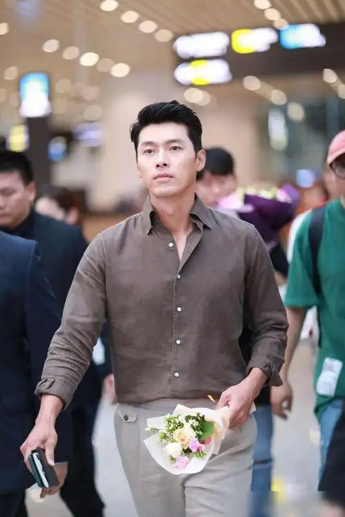 玄彬最新机场未p照,侧颜优越身材也很好,人群中个子最高头最小_网易