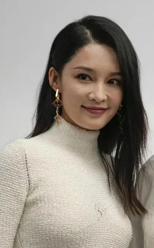 李沁32岁生图曝光脸部浮肿肤色黯淡网友热议她是否整容