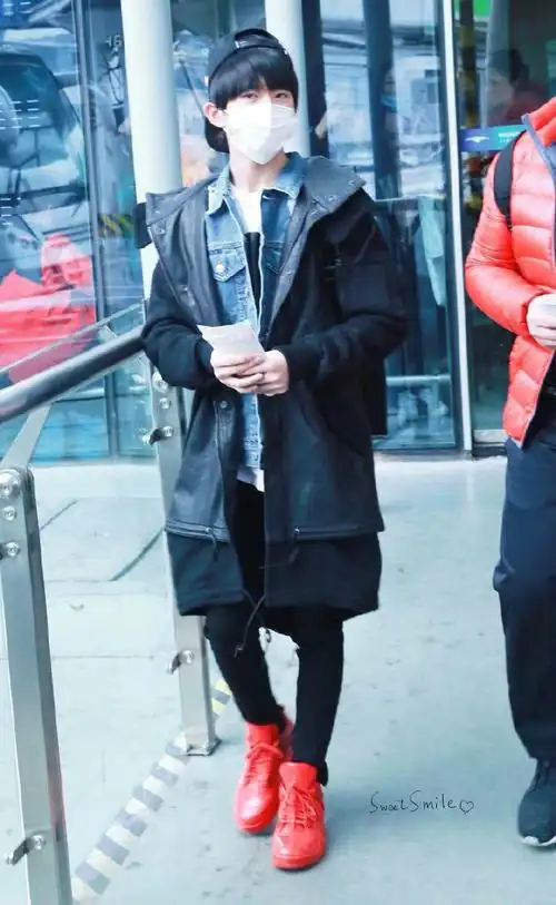 易烊千玺穿的红色鞋子