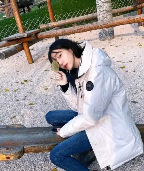 别看李溪芮的私服都很简单白色外套配牛仔裤洋气又好看呢