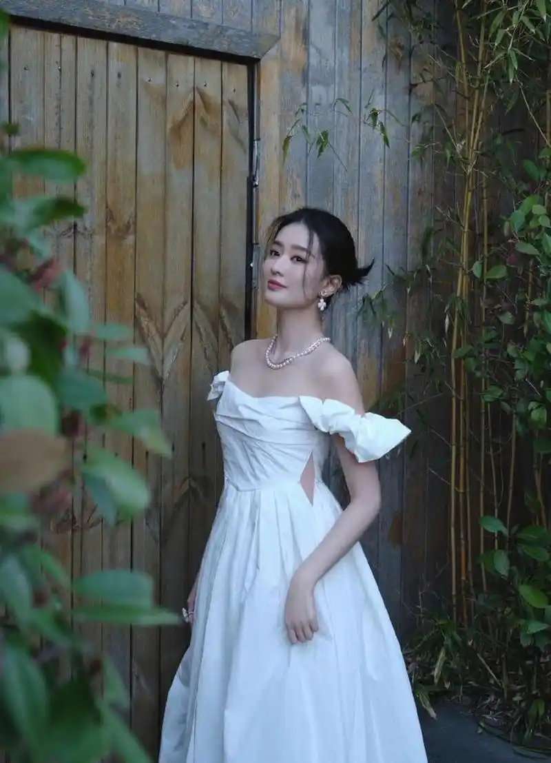 乔欣的白色一字肩连衣裙,看起来好仙