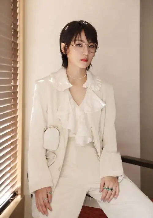 多年来,周笔畅不断创作出许多深受欢迎的歌曲,如《笔记》,《最美的