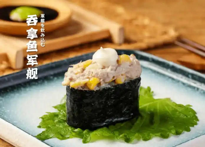 吞拿鱼军舰入口一下就被征服了鳗鱼软糯鲜香,酱汁甜鲜表面的酱汁晶莹