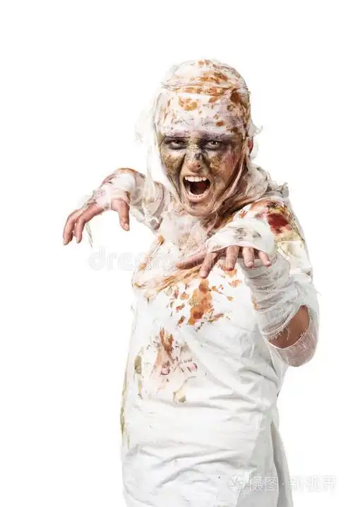 恐怖的僵尸木乃伊挥动手臂