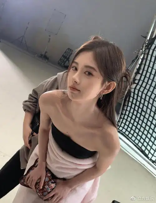 鞠婧祎晒抹胸小黑裙随拍 对镜自拍秀性感锁骨