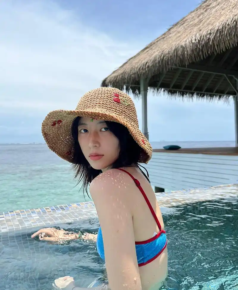 周雨彤在马尔代夫玩的好开心,穿上泳装还是很可以的