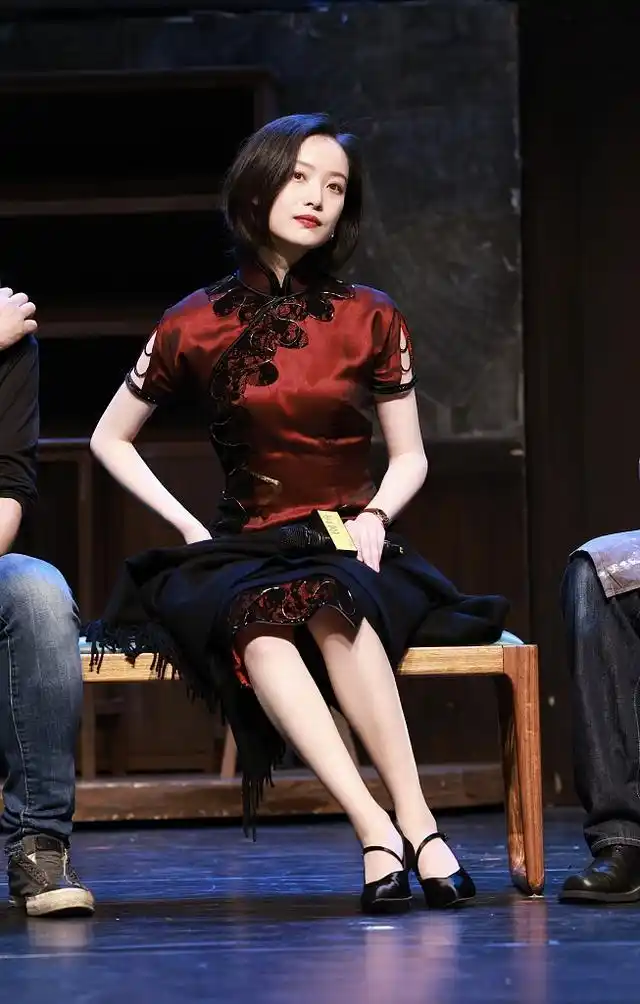 倪妮主演话剧《幺幺洞捌》首场开演