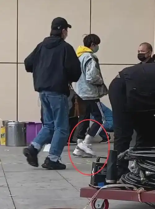 易烊千玺下车后被抓拍,看清他的袜子穿法,很少会有男明星这么穿