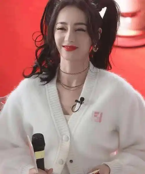 扎双马尾不玩性感扮可爱,跟王源同框像同龄人_休闲_时尚_白色