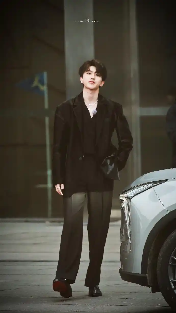 蔡徐坤新闻210413蔡徐坤奔跑吧黑西装红底鞋造型公开潇洒贵公子送上