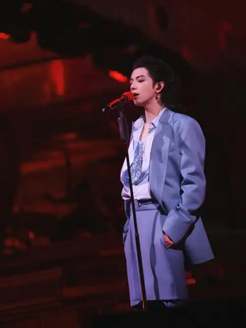 华晨宇火星演唱会造型杀我