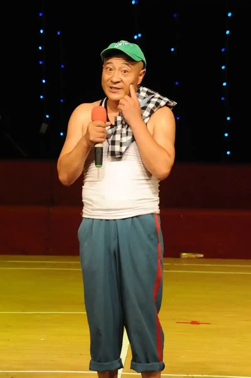 演员刘小光喜当爷爷# #赵四升级当爷爷抱孙子激动落泪#   近日,一部