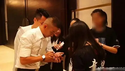 文章久违露面圆寸发型还是以前帅气的样子体态依旧