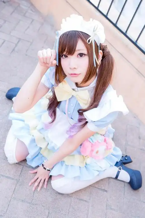 神坂琉菜跪在地上,右手作猫爪爪手势,扮小猫卖萌