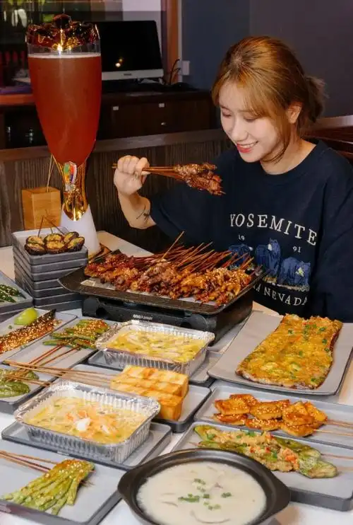 啤酒任饮霓虹灯街头烧烤店边吃边唱k