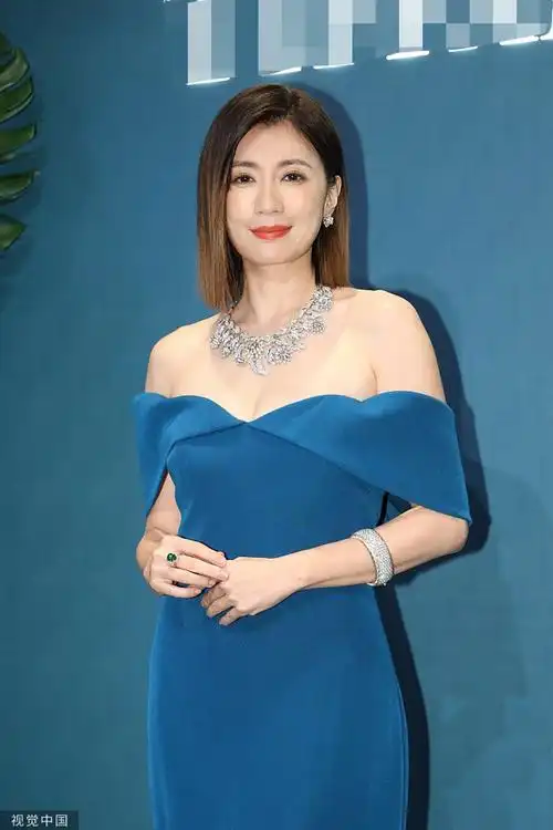 组图:贾静雯着蓝色抹胸长裙锁骨优越 短发出镜眼眉含笑温柔优雅