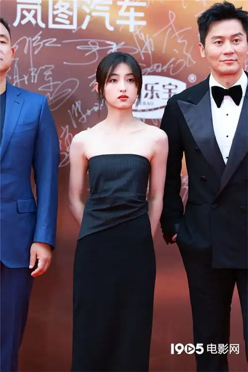张子枫小黑裙亮相华表奖 变身成熟沉稳"大姐姐"