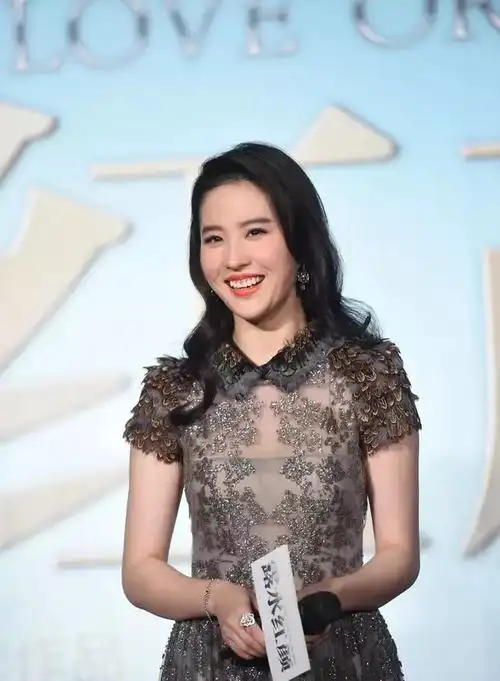 刘亦菲发胖时候的照片,得改名叫"胖天仙"了,腿确实是粗了点儿