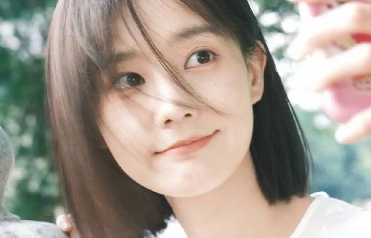 李一桐短发造型笑容甜美,白色短袖搭配牛仔短裤清纯减龄又好看~这颜值