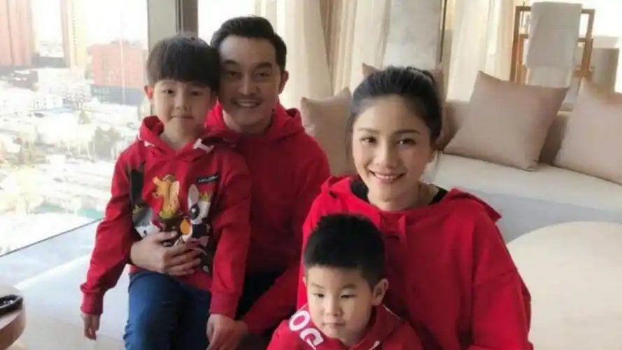 沙溢晒全家福庆祝新年!一家四口同款姿势默契十足_哔哩哔哩_bilibili