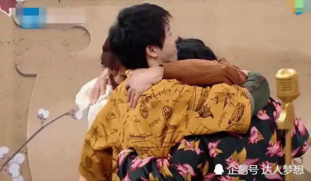 华晨宇拥抱关晓彤,请看他下一秒的表情?果真是一个蠢直男!