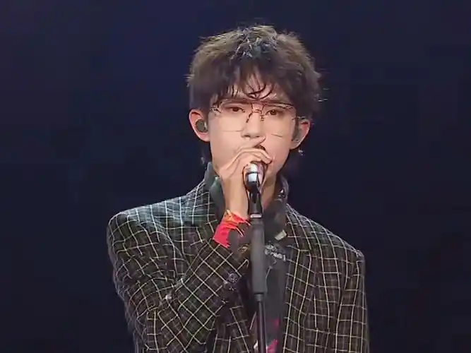 路人第1次看舞台向视频,唱歌很好听,但跳舞我不