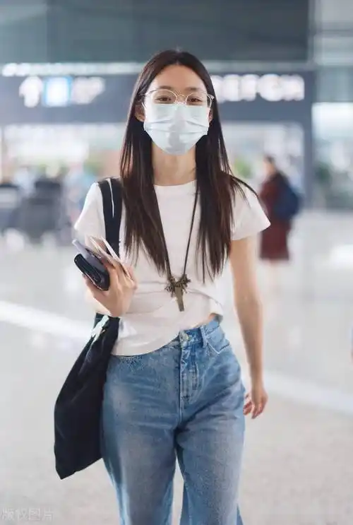 段奥娟现身虹桥机场,白te搭配牛仔裤休闲舒适_上海