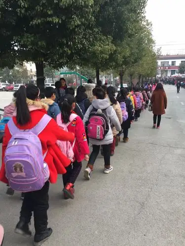 柳泉镇实验小学学生放学路队展示