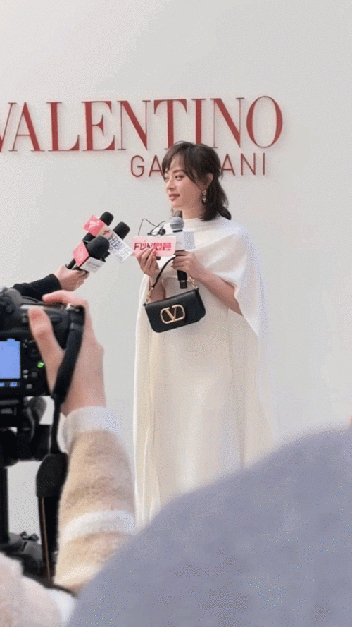 41岁孙俪长发披肩出席活动脸蛋圆润胖了很多穿白裙温柔又优雅