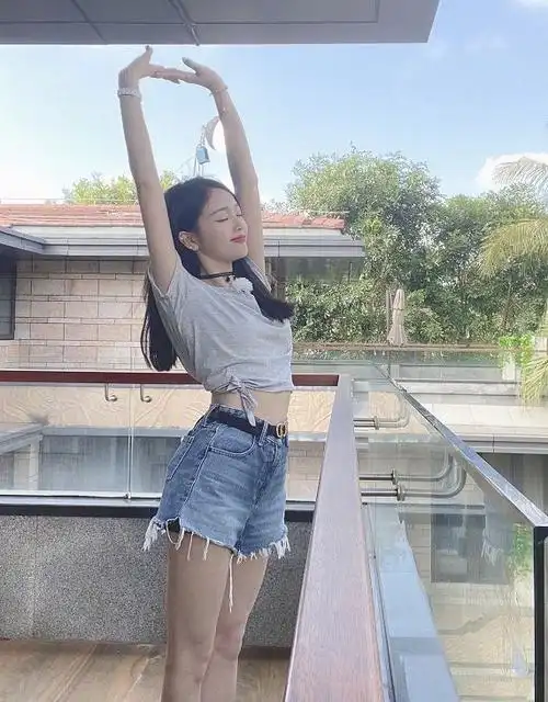 吴宣仪秀身材花样多不规则露脐上衣搭紧身裤细腰长腿真羡慕