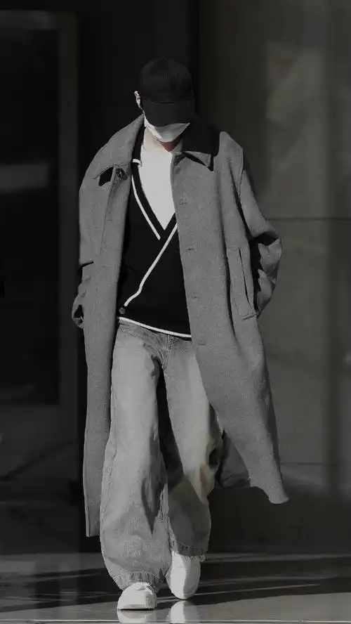 王俊凯牛仔套装机场路透#秋天到了,是不是又能看到穿风衣走机场荡大