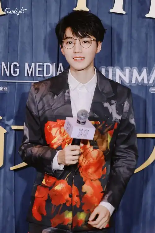 王俊凯金丝眼镜