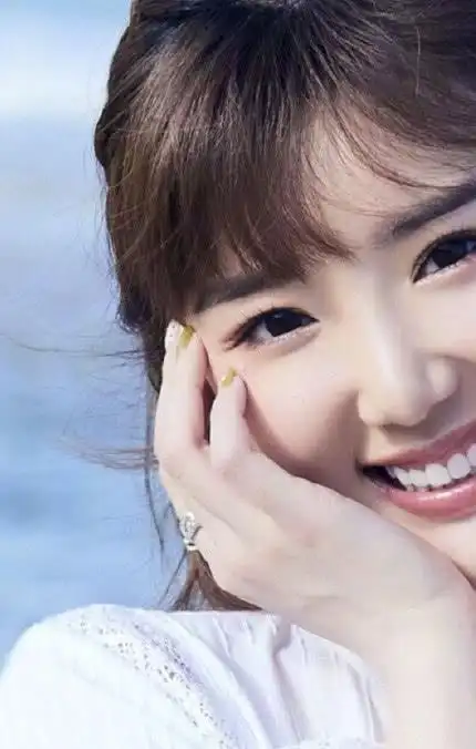 毛晓彤晒男友视角度假照眼角贴爱心贴纸手上戒指抢镜又恋爱