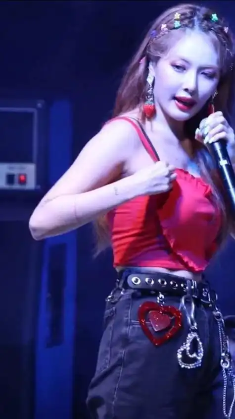 女星礼服出现意外有多尴尬,你看泫雅穿着绿色小吊带正在热舞,可不料