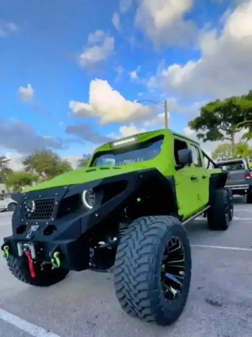 苹果绿6x6改装越野皮卡车