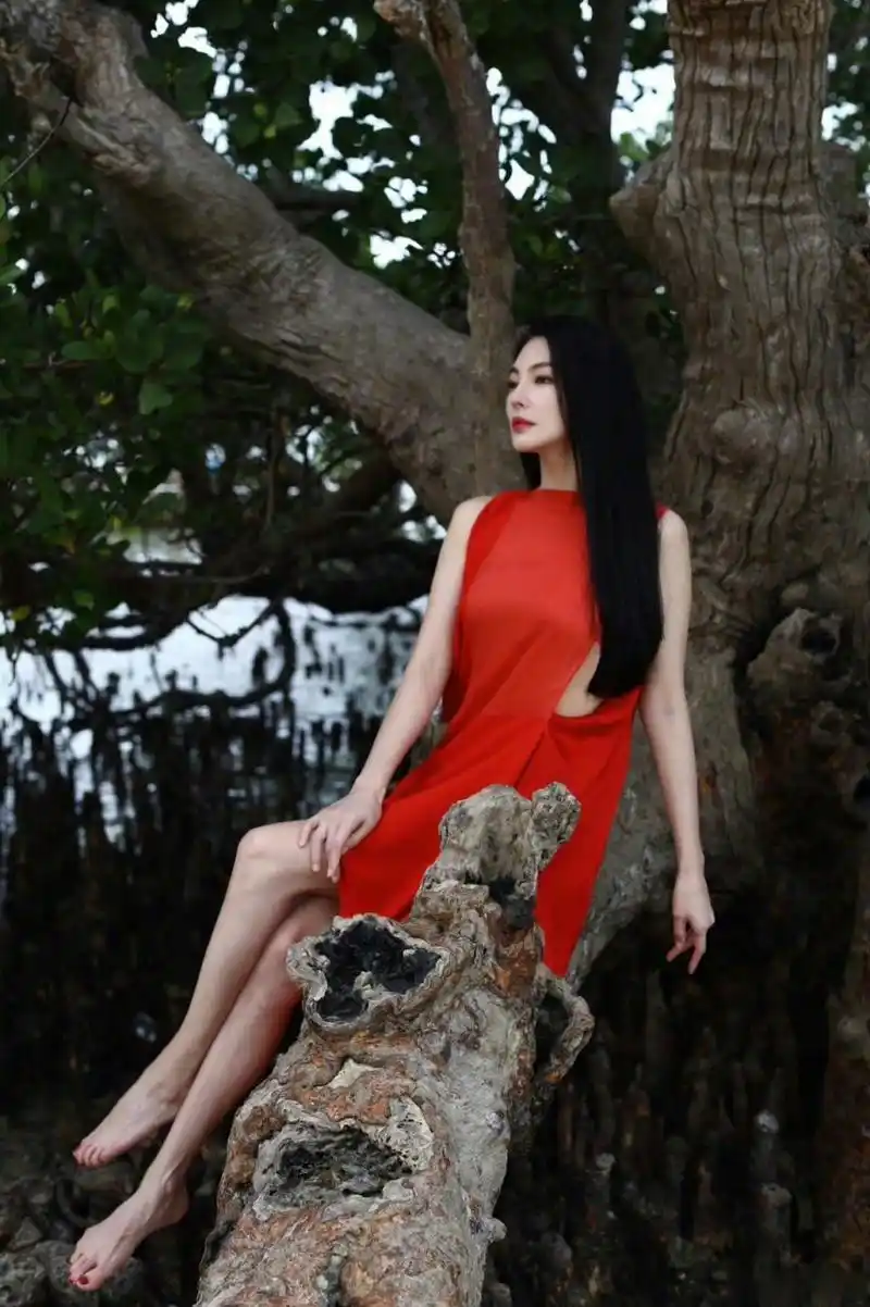 张雨绮赤脚红裙生日照##张雨绮36岁生日照#红衣战神太美了