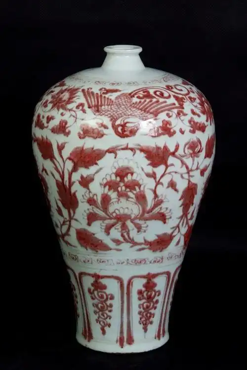 元代釉里红缠枝牡丹纹梅瓶赏析